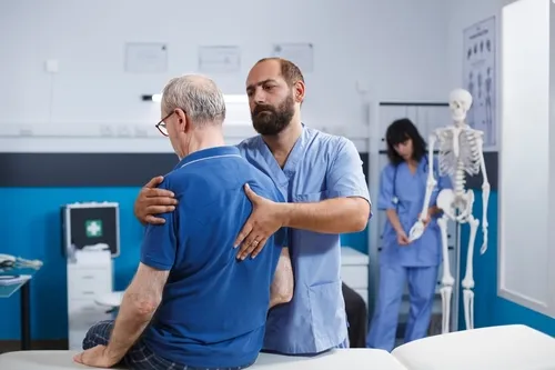 Atención quiropráctica, trabajadores de oficina, trabajos de escritorio, mejora de la postura, alivio del dolor de espalda, salud ergonómica, tratamientos quiroprácticos, lesiones relacionadas con el trabajo, salud espinal.