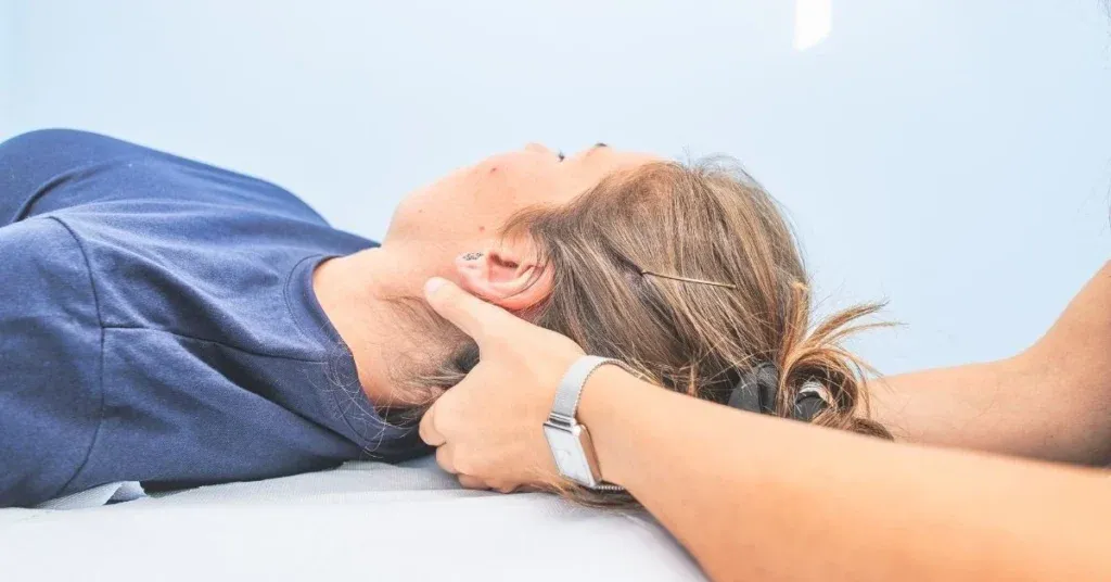 quiropráctico-dando-tratamiento-a-un-paciente-con-latigazo-cervical