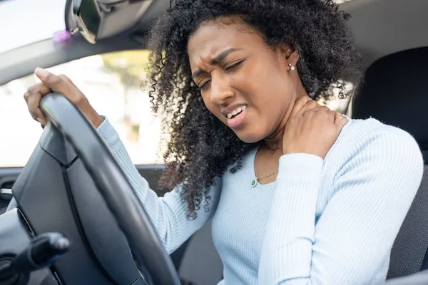 Tratamiento de quiropráctico de accidentes automovilísticos necesario para el latigazo cervical después de un accidente automovilístico