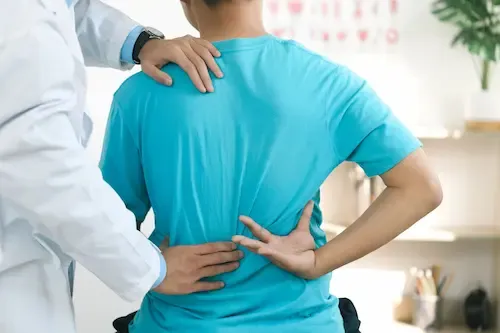 chiropractor-is-giving-back-pain-therapy