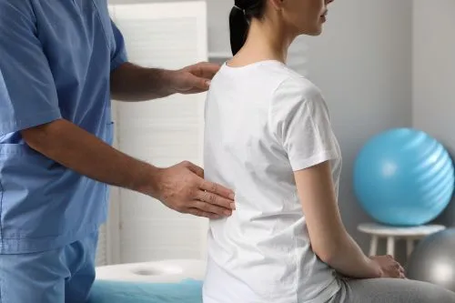 quiropráctico brindando terapia para el dolor de espalda