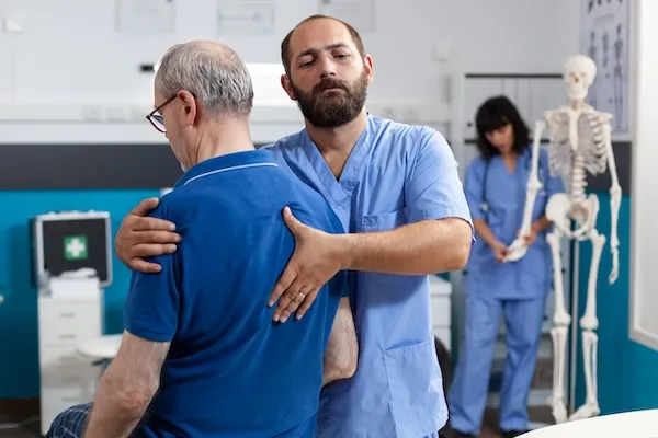 Cuidado quiropráctico espinal para adultos mayores para maximizar los hábitos de sueño