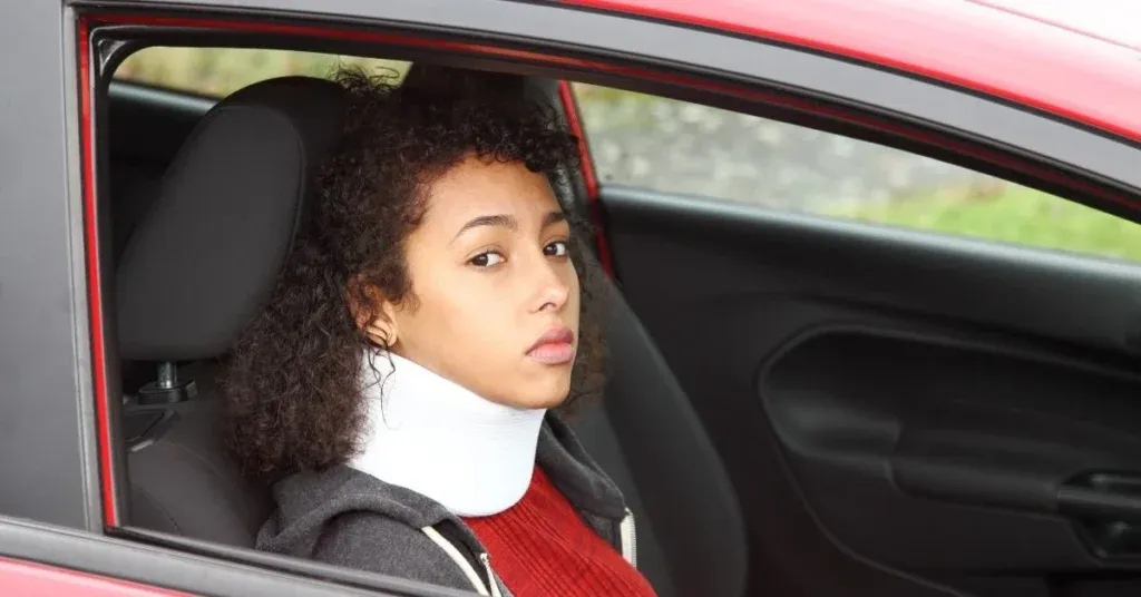 paciente-sentado-en-un-auto-tras-una-lesión-de-latigazo-cervical