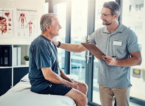 chiropracor-is-consulting-patient