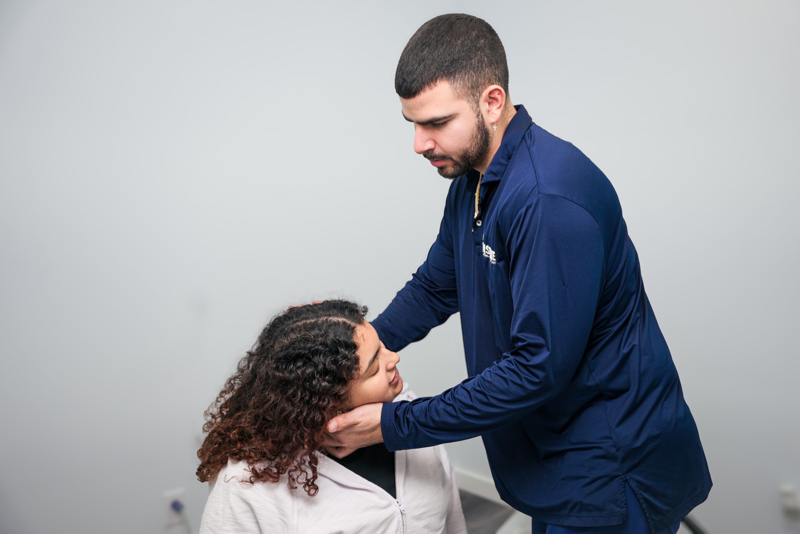 neck pain chiropractor Calhoun GA examining a patient at Inspine