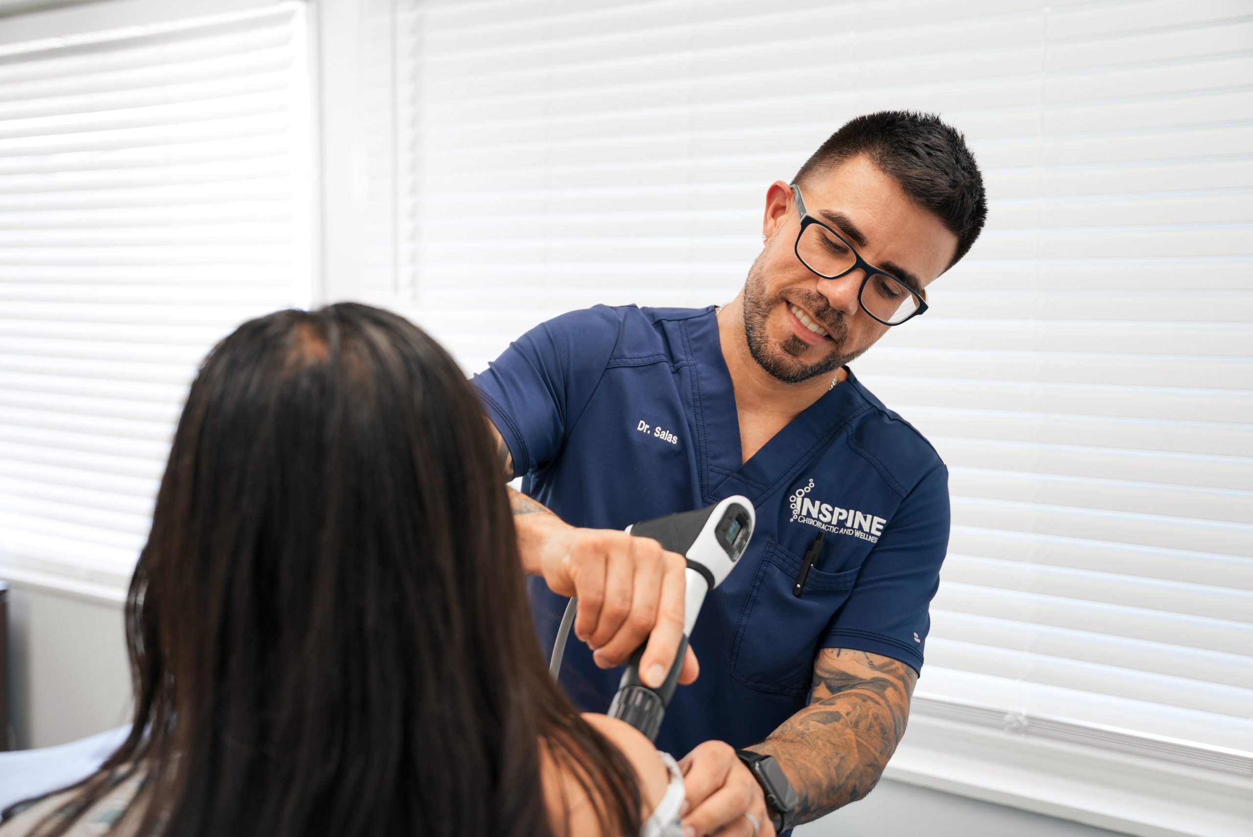 shockwave therapy applied to the shoulder at Inspine Calhoun