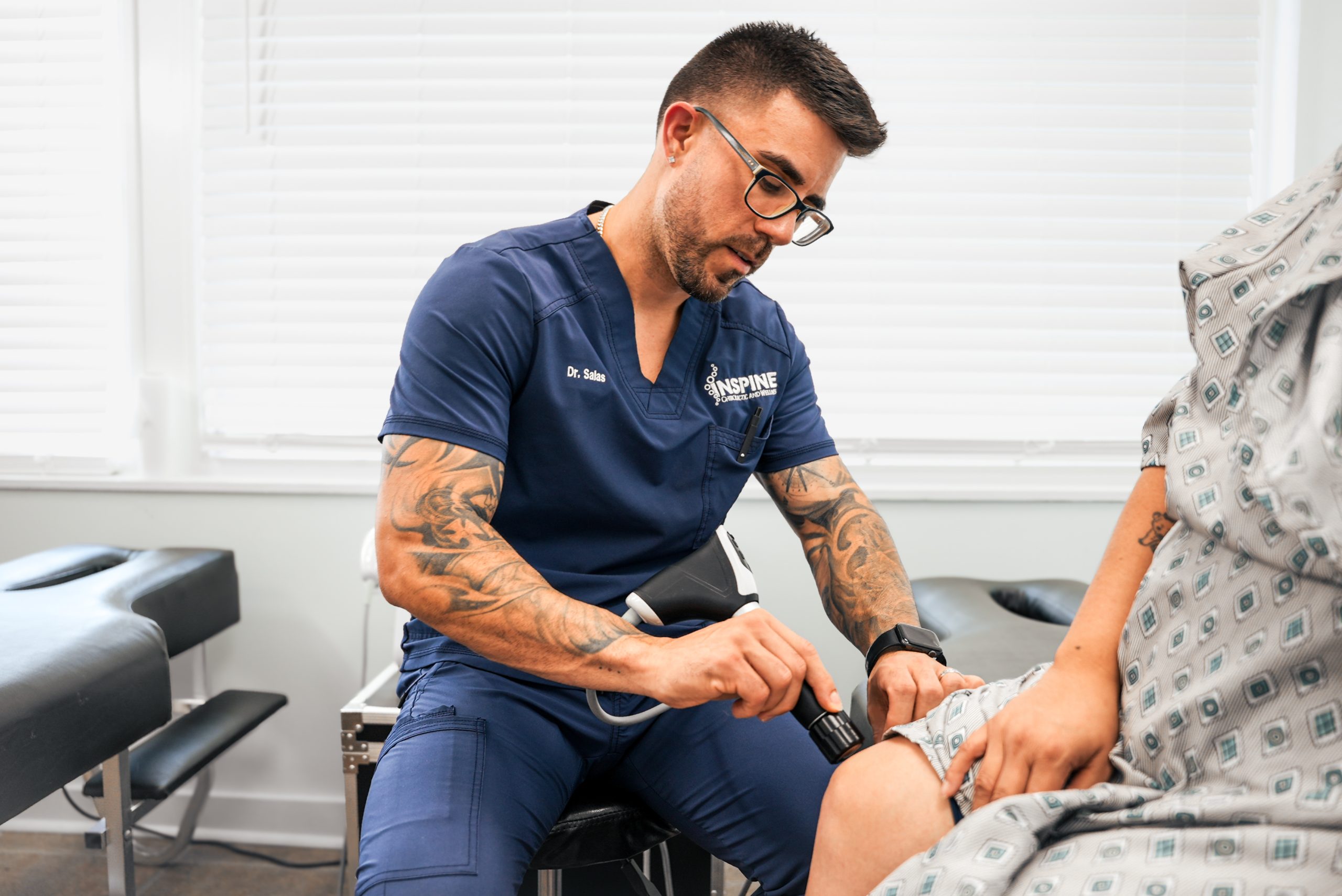 shockwave therapy chiropractor Calhoun GA treating knee tendon pain